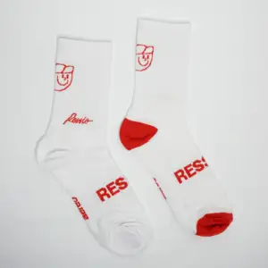 Calcetas marca Ressio color blanco con rojo